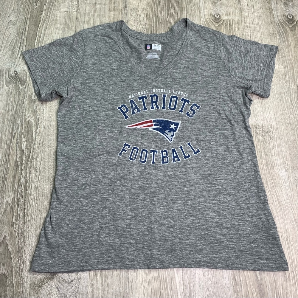 NFL New England Patriots Plus Size Women's Grey V-Neck Shirt Size XXL/2XL